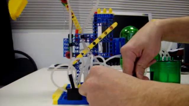 Гидропневматический экскаватор Gigo / RO-PNEUMO BACK-HOE смотреть онлайн