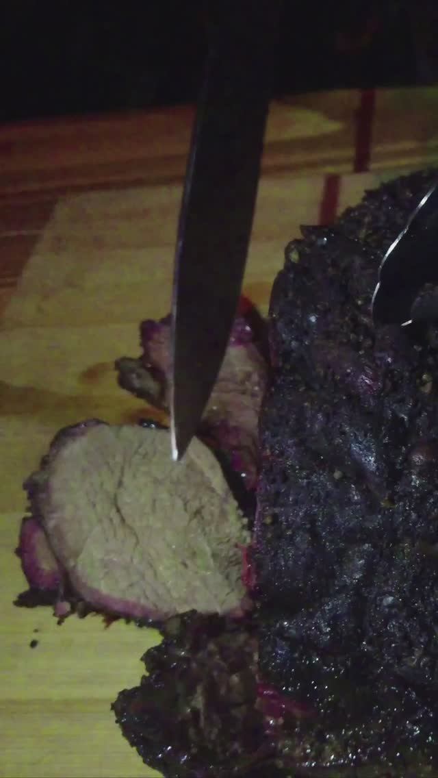 Копченая говяжья шея в пеллетном гриле.