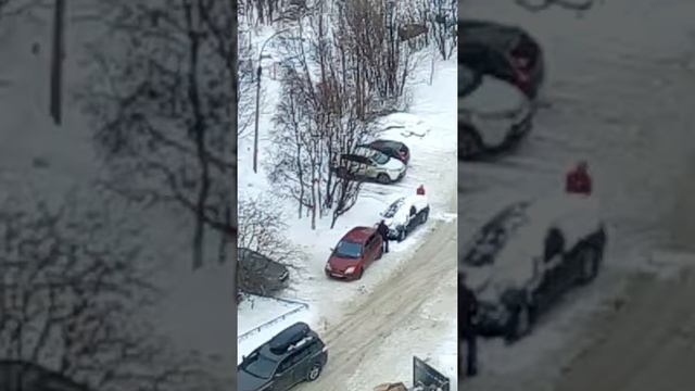 В Мурманске чистят машины смотреть онлайн