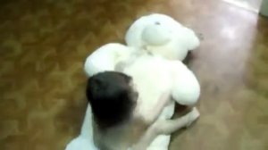 маленькая девочка играется с плюшевым медведем