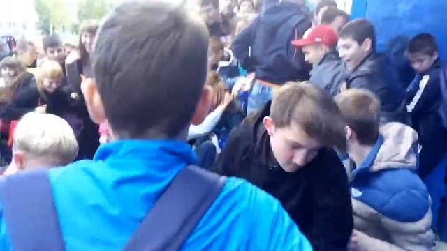 маленькие тираны сломали перила на входе в ледовый дворец (г. Бузулук) смотреть онлайн