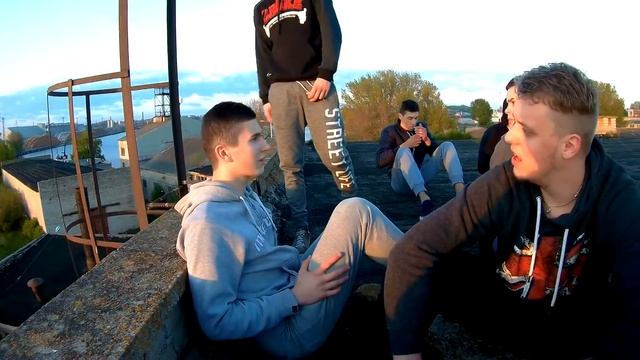 Крыша, море, вечерние посиделки смотреть онлайн