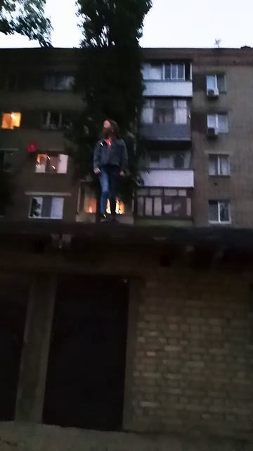 А на районе идёт дождь я сижу на крыше😳