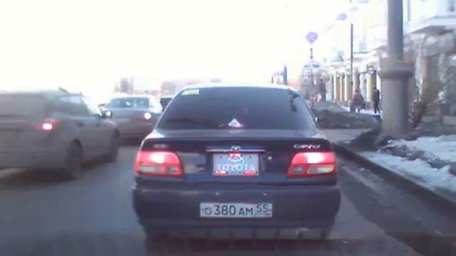 Обвал льда и снега на людей в Омске на Ул Ленина смотреть онлайн