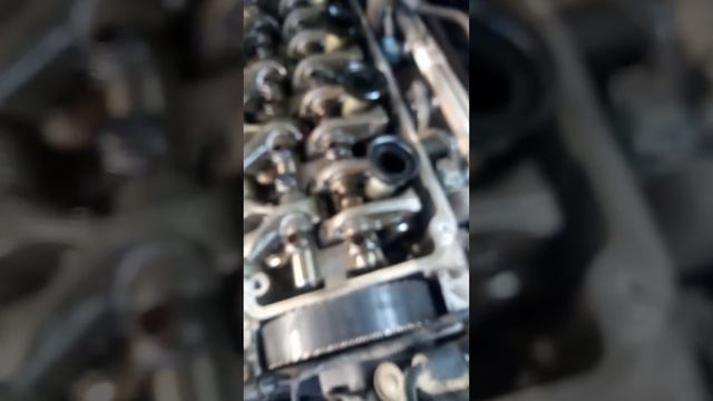 маслосъёмные колпачки свечных колодец двигателя 4 G64