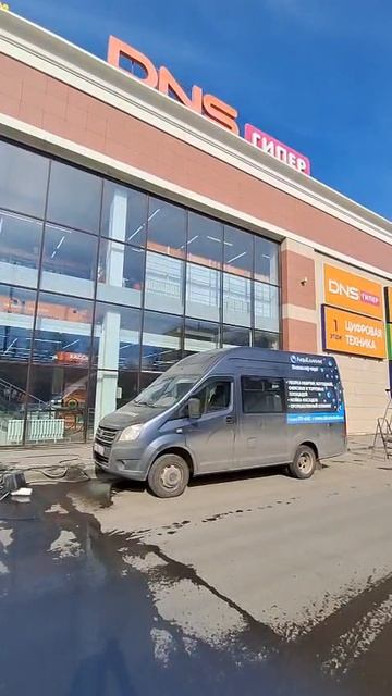Напольная мойка фасадов торгового центра