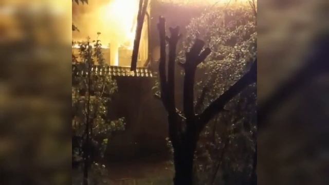 Несколько семей лишились крыши над головой из-за масштабного пожара в двухэтажке в Волгодонске смотреть онлайн