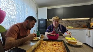 Вкусно  обедаем все вместе.