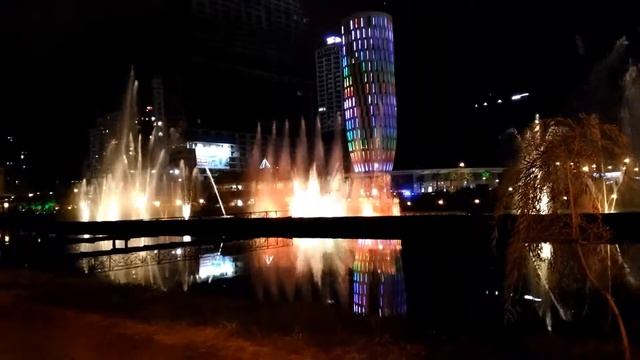 Фонтан Батуми рядом с Магнолией смотреть онлайн