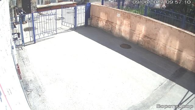 гостиница, помои через двор жилого дома смотреть онлайн