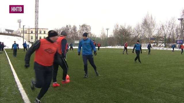 Футболу покорны все возрасты, и даже зима ему не помеха смотреть онлайн