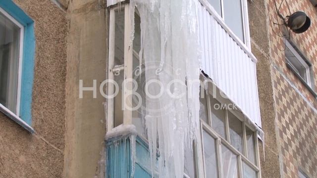 В Томске на карнизе многоэтажки выросла гигантская сосулька смотреть онлайн