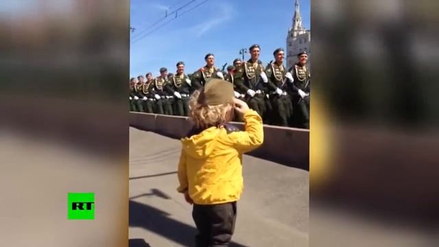Мальчик отдаёт честь солдатам из Москвы и они ему отвечают) смотреть онлайн