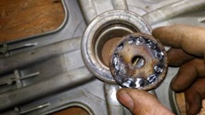 Как снять оставшуюся обойму подшипника из крестовины стиральной машины.