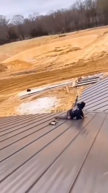 Сорвался с крыши🫣 #safetyfirst #safetyfails #fails #кровельныеработ