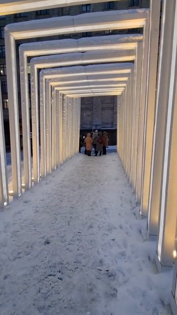 Красиво украшенная Триумфальная площадь возле м. Маяковская в Москве #москва #отдых #прогулки смотреть онлайн