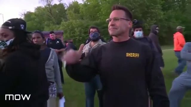 В городе Флинт (штат Мичиган) шериф полиции снял защитное снаряжение и присоединился к мирному прот смотреть онлайн