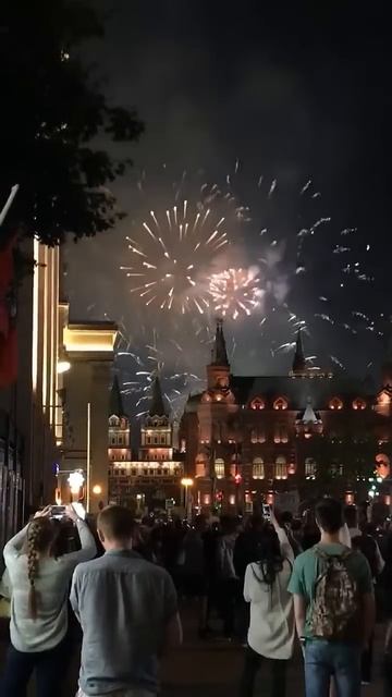 Салют в Москве #shorts смотреть онлайн