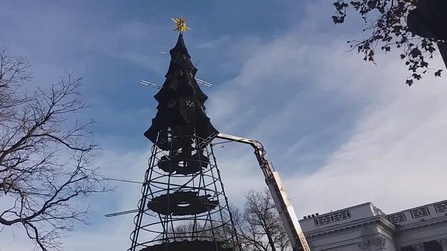 В Одессе устанавливают главную елку смотреть онлайн