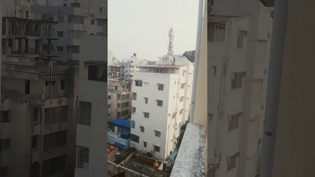 Индия, Путтапарти, вид с крыши и Индус со спрайтом. смотреть онлайн