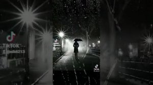 желтый дождь стучит по крышам