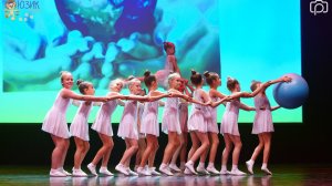 Студия танца " Юзик" танец " Мир без войны", " Дети Земли".