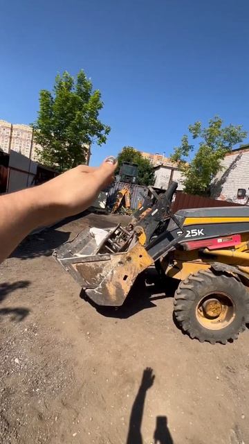 Особенность John Deere 325 K , самый большой заворот ковша ! смотреть онлайн