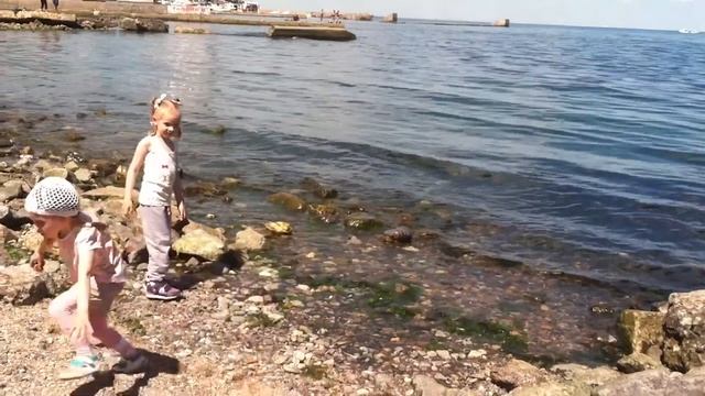 Прогулка около моря. Ходим босиком по морскому прибою и кидаем камушки. смотреть онлайн