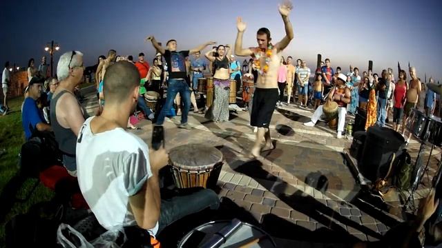 Жаркие танцы на набережной Хайфы смотреть онлайн