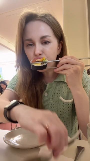 На корейском эти роллы называют Кимпап🥰#корея #кимпап #южнаякорея #корейскаяеда смотреть онлайн