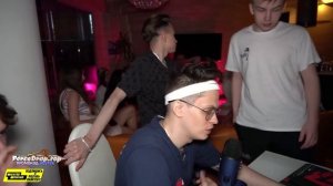 Генсуха схватила Строго за писюн!!