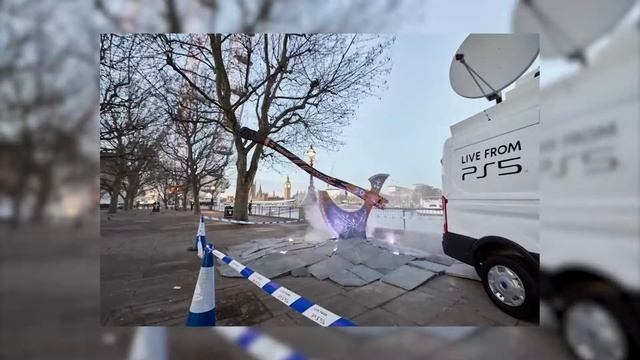 Огромный топор Левиафан из God of War Ragnarok на улице Лондона | Новости PlayStation смотреть онлайн