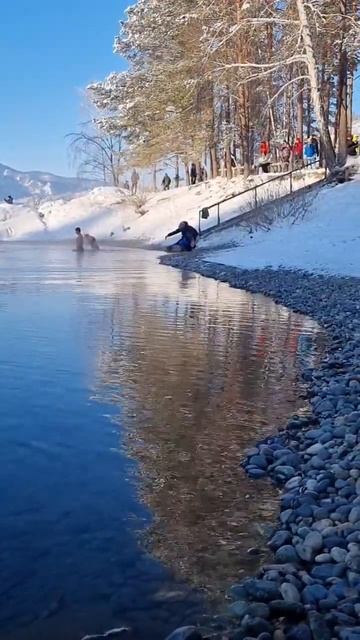 Сибирский пляж в мороз на Крещение 🙂 Голубые озера, Республика Алтай, Чемальский район. смотреть онлайн