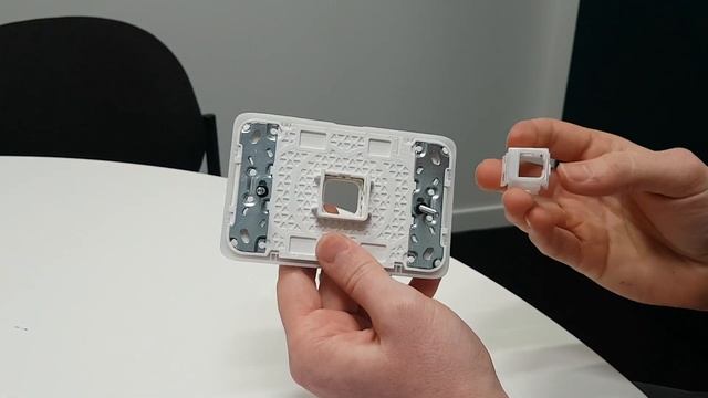 How to install the 319MKC Keystone jack into an Iconic plate смотреть онлайн