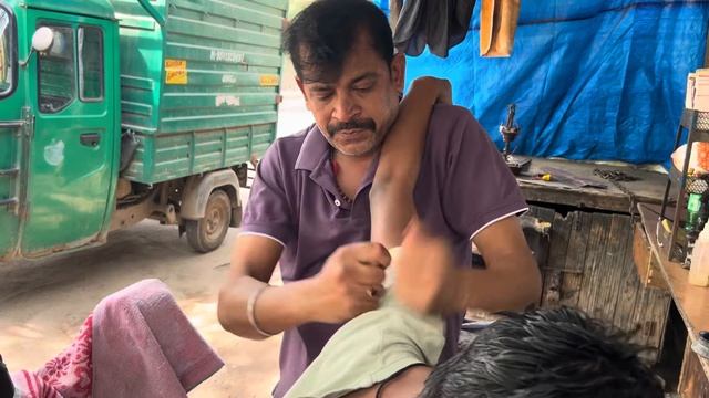 РАССЛАБЛЯЮЩИЙ МАССАЖ ГОЛОВЫ С УЛИЧНЫМ ПАРИКМАХЕРОМ смотреть онлайн