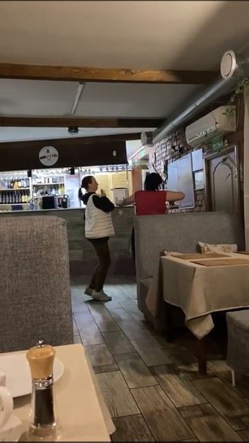 Танцуем в грузинском кафе у дяди Бори. Архивное видео 07.12.2021 Люберцы. "Хинкальный двор АРГО". смотреть онлайн