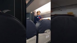 Стюардесса проводит Инструктаж по безопасности перед Взлётом Самолёта✈️