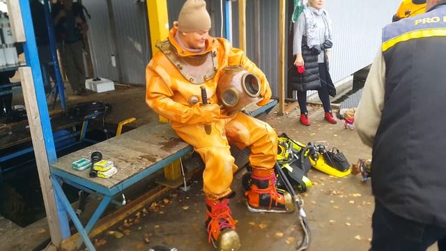 13.10.18.🇷🇺Илья на базе Pro Diving Club совершил ПРОБНОЕ погружение в РЕТРО снаряжении ВОДОЛАЗОВ смотреть онлайн
