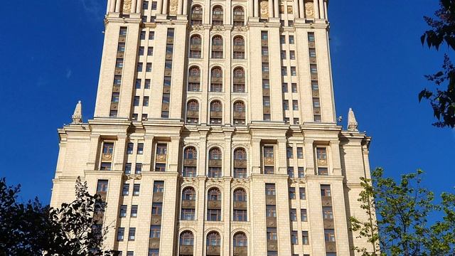 Зашли во двор сталинской высотки - бывшей гостиницы "Украина" смотреть онлайн