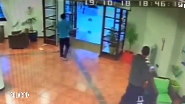 Хозяин гостиницы заступился за женщину перед мужем смотреть онлайн