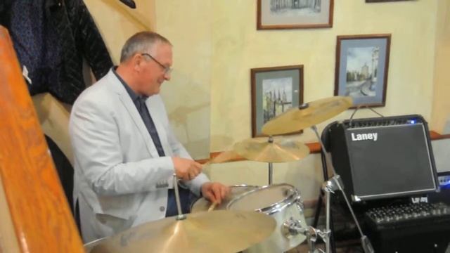 Валерій Баранов грає у кафе "Ретро" смотреть онлайн