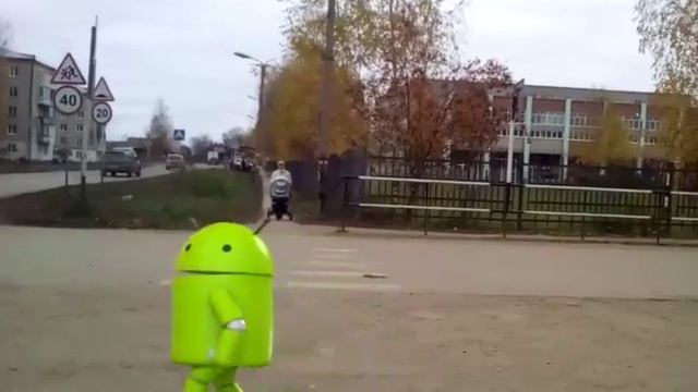 Андроид танцует на улице города. смотреть онлайн