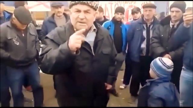 Полиция и войска блокируют дальнобойщиков. смотреть онлайн