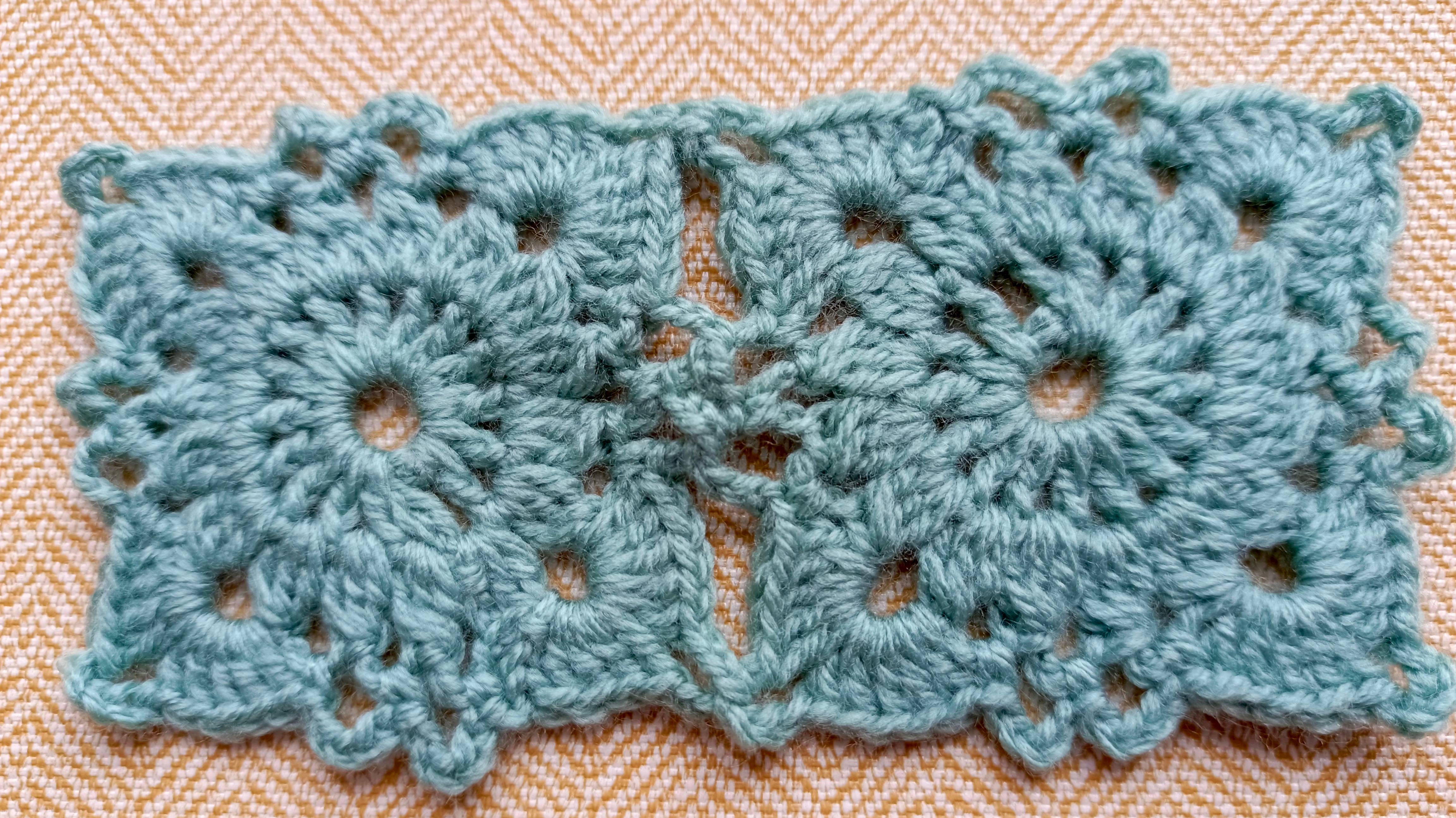 Красивый небольшой мотив крючком, вяжем вмести каждый ряд, соединяем мотивы в последнем ряду смотреть онлайн