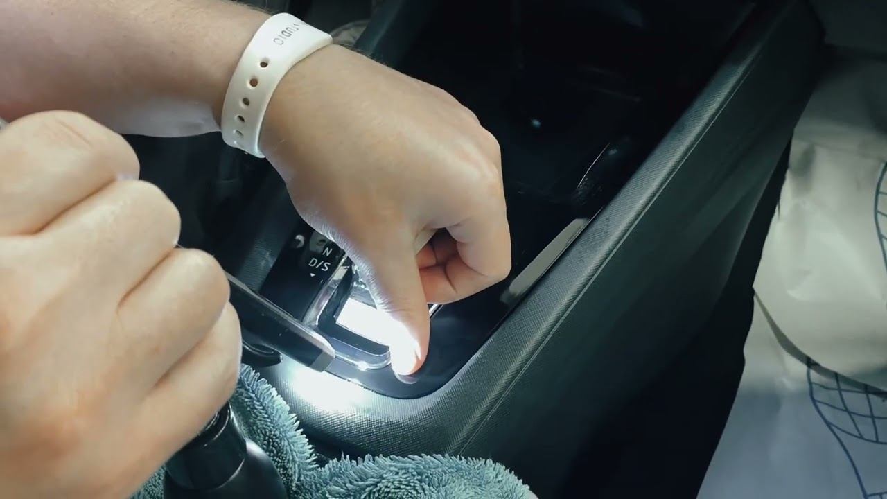 Как оклеить зону КПП Шкода Октавия А8 в защитную пленку?