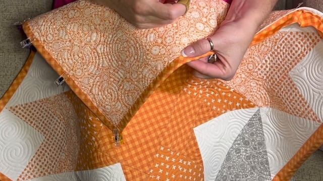 Fat Quarter Shop Wood Lilly Pattern - Part 3 Tutorial- Hand Binding with Gina Tell смотреть онлайн