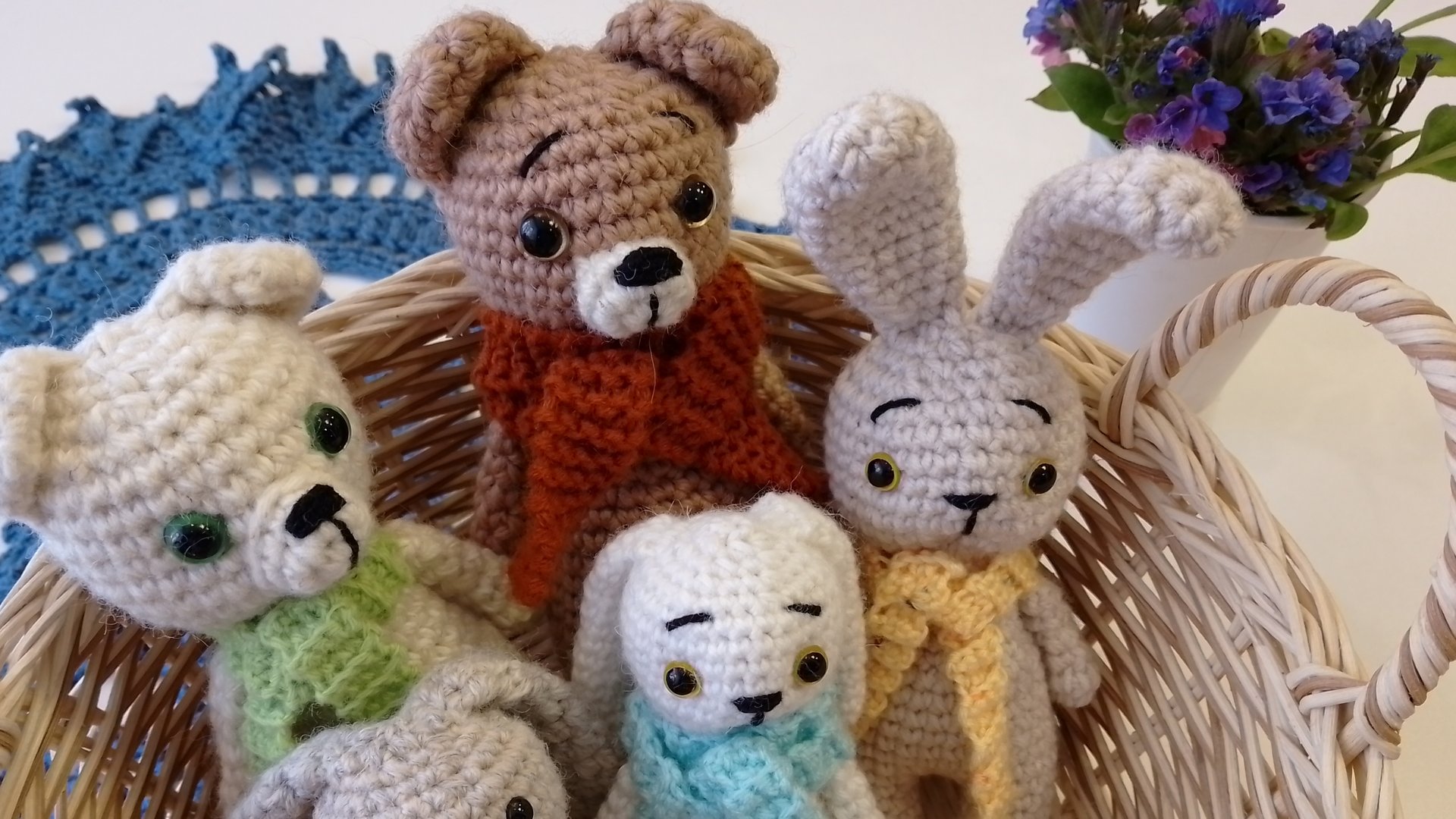 Много игрушек из остатков пряжи. Футболка из хлопка с круглой кокеткой. смотреть онлайн