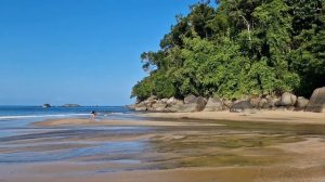 Отлив на Кхао лак Бриза бич ресорт.  Красота пляжа с камнями. Ноябрь 2022 Таиланд.