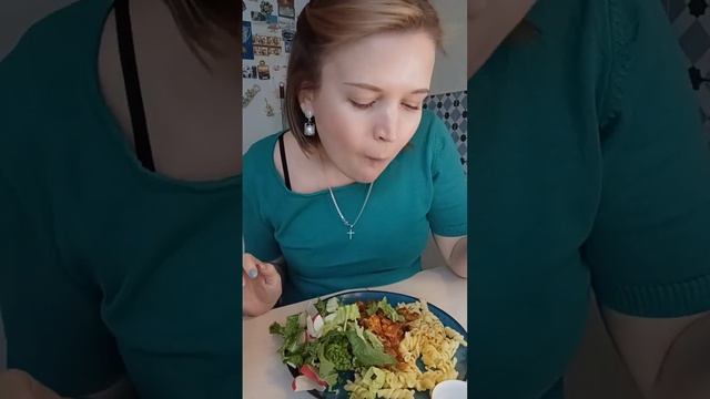 Мукбанг 🤤 Домашний обед #мукбанг #funny #едаялюблютебя #mukbang #eatingshow #food #болталка #топ смотреть онлайн