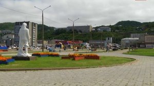 Улицы Холмска украсили флагами города